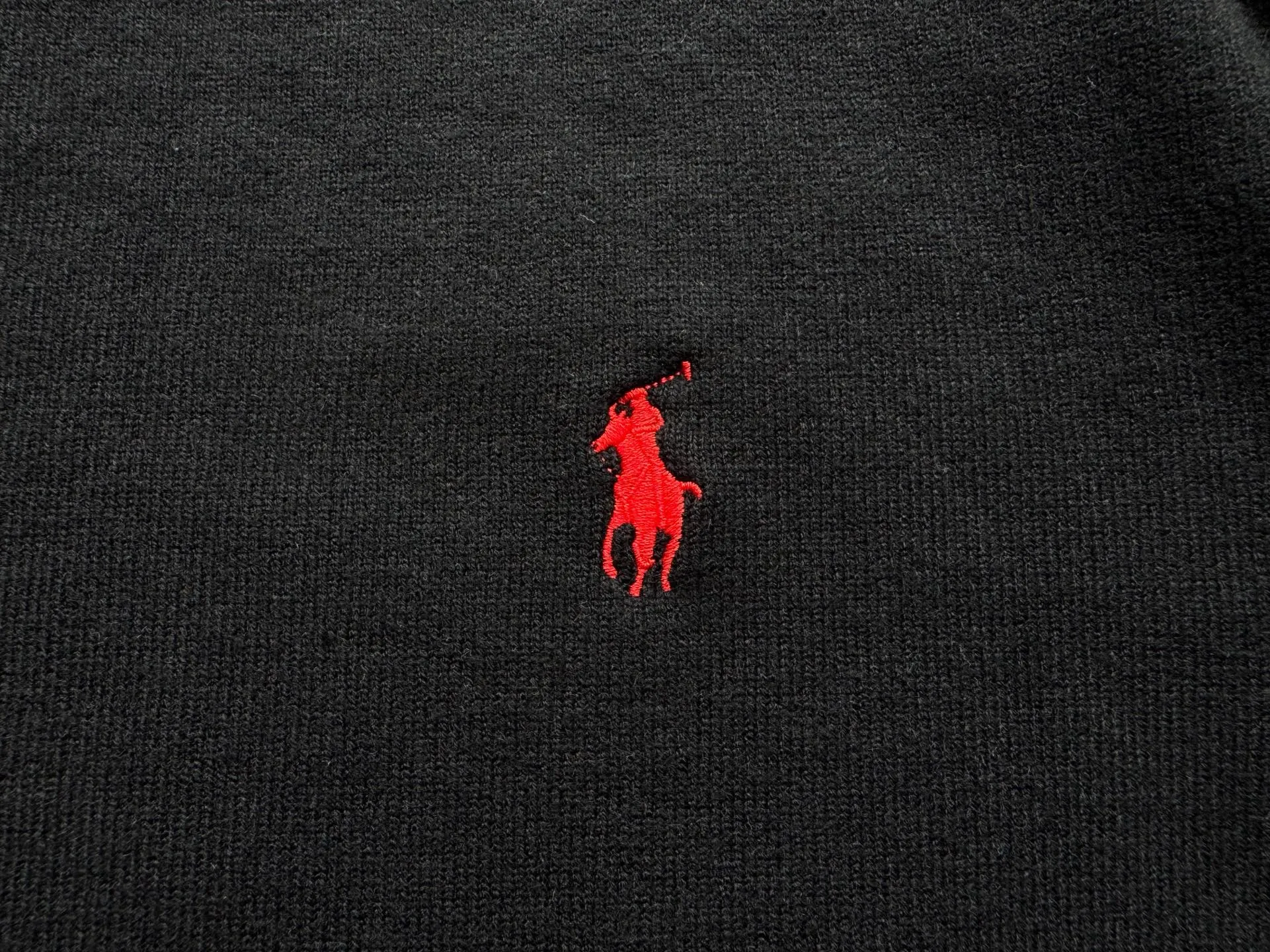 P180 Polo Ralph solid color logo embroidered knitted long-sleeved sweater ✅ Great texture: knitted fabric, soft and waxy to the touch, very comfortable to wear next to the body, and very warm. It is suitable for wearing alone in the winter in the south or as a base layer in the north. ✅ Slimming version: The round neck design is classic and durable, and will not look bloated. Instead, it has a slimming effect and is friendly to all body types. ✅Versatile and practical: Whether it is worn with suit pants for commuting or jeans for leisure, it can be easily worn, and one piece can be used for several pieces! ✅Pony embroidery is simple yet a little refined!  Color: Black White Size M L